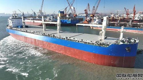大连中远海运重工77000吨多用途纸浆船试航凯旋