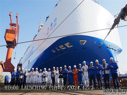 两船出坞！外高桥造船异船同坞同节拍取得新突破