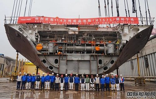 外高桥造船为Thenamaris建造阿芙拉型成品油船下坞