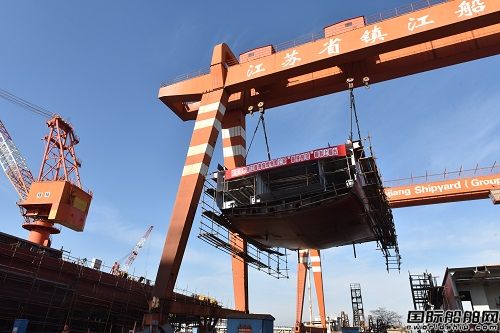 镇江船厂2942kW全回转拖船顺利搭载