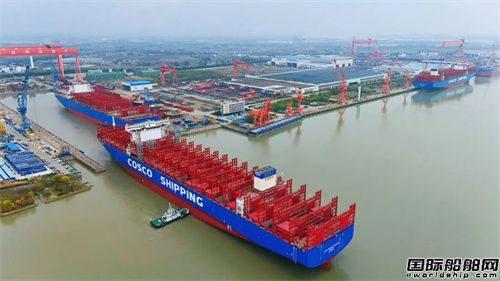 扬州中远海运重工16000TEU甲醇双燃料集装箱船出坞