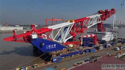振华重工建造世界最大打桩船完成桩架“竖桩”