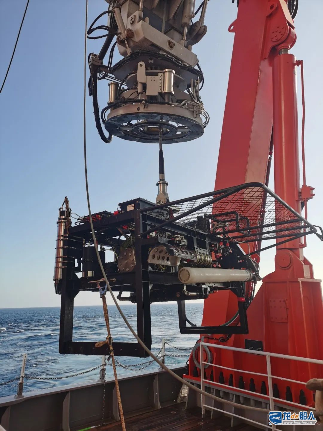 上海交大全海深无人潜水器“思源号”AUV模式海上试验圆满完成,