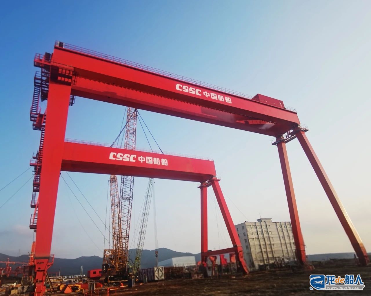 中国海装象山大型海上风电装备产业园160吨及1000吨门式起重机完成整机吊装工作,