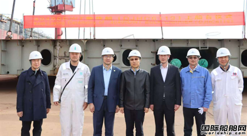 大津重工建造40300吨散货船上船台
