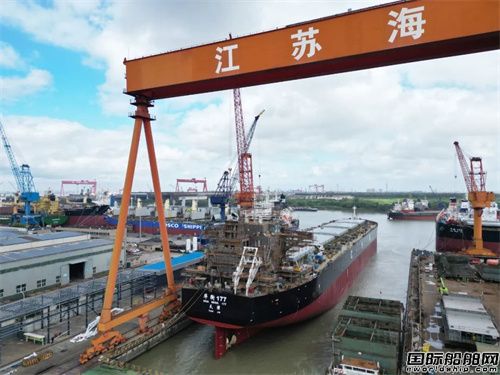 海通海洋一艘65000吨散货船顺利出坞