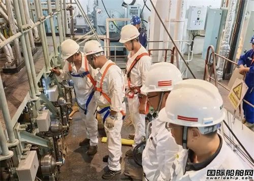 招商工业青岛船厂82000吨散货船3号船完成主机动车