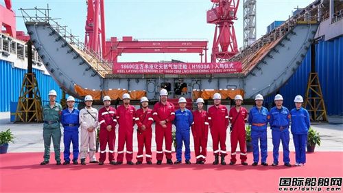 沪东中华为道达尔能源建造18600方LNG加注船入坞