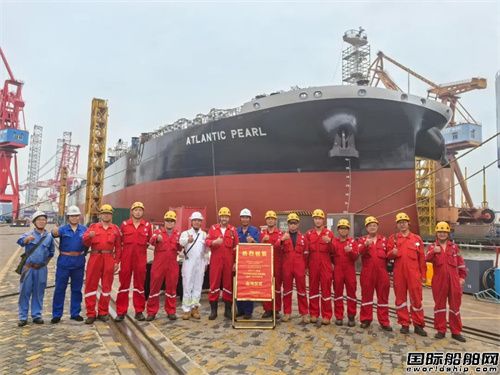广船国际为EPS建造LNG双燃料油船1号船出坞