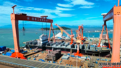 招商工业青岛船厂5900TEU-08船主船体成型