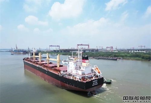 海通海洋63500吨散货船交付离厂