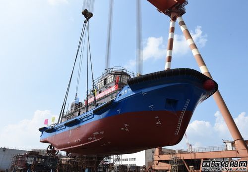 镇江船厂2艘全回转消拖两用船顺利下水