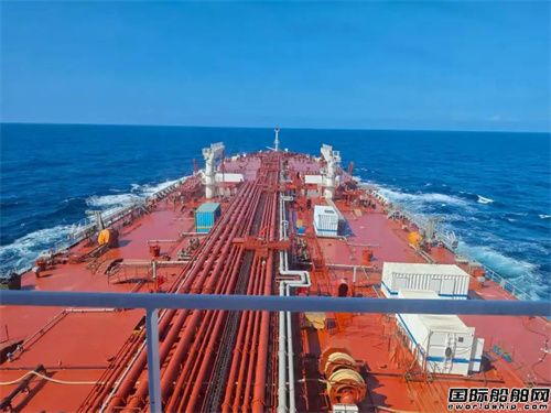 外高桥造船建造11.4万吨成品油船试航凯旋