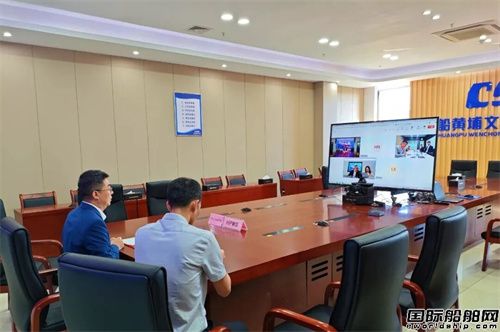 黄埔文冲38000吨重吊船同日一船交付一船下