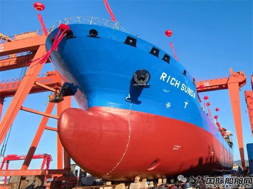 东红船业承建13500吨油化船下水