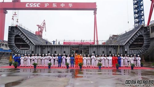 三喜临门！沪东中华3艘大型LNG船同日入坞