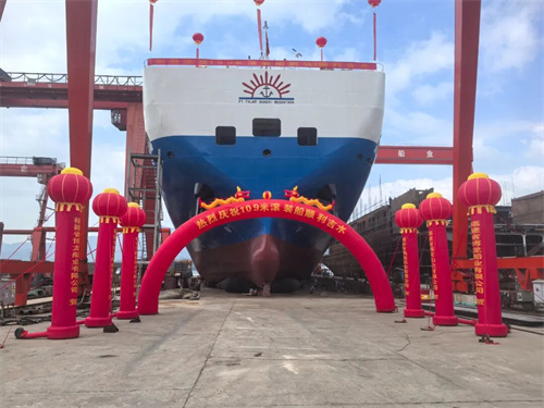 鹏远船业建造109米滚装船下水