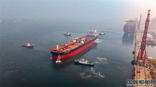 大船天津首制11.5万吨成品油船出海试航