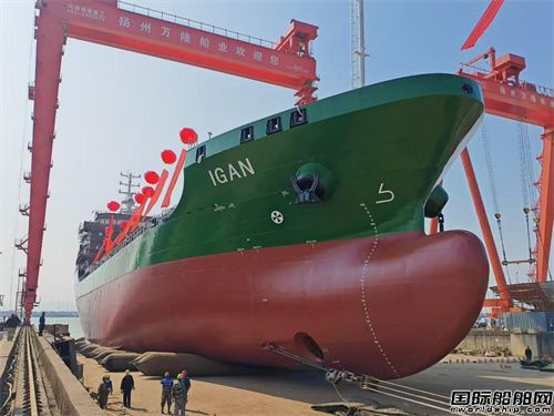万隆船业承建国内首艘8000吨不锈钢货舱甲醇加注油化船下水