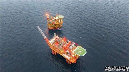 我国北部湾海域最大油气平台完成浮托安装