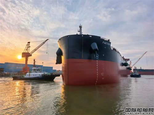 招商工业青岛船厂两艘82000吨散货船同步出