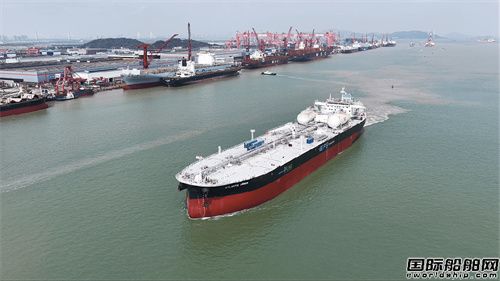 广船国际为EPS建造11.1万吨双燃料油船5号船试航