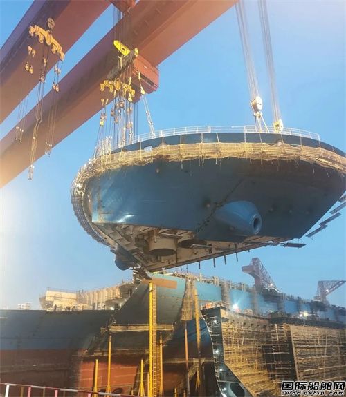 大船天津为达飞建造甲醇双燃料集装箱船主船体成型