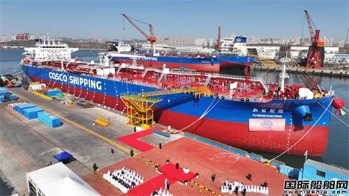 大连中远海运重工首制64900载重吨原油船命名交付