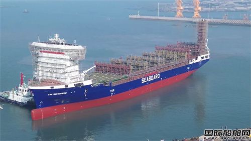 招商船舶青岛船厂建造1000TEU集装箱船3号船出坞