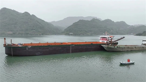 金沙江流域首艘万吨级新能源船舶下水