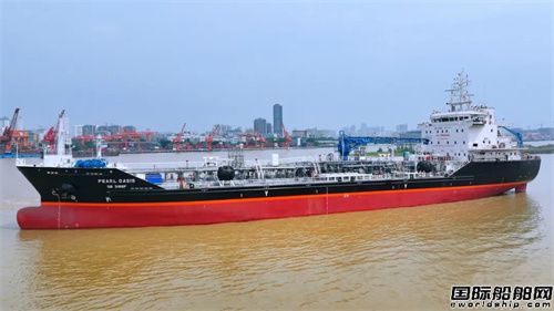 广东中远海运重工首艘7999吨甲醇加注船试航凯旋