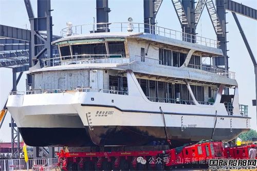 新能船业建造第二艘内河旅游客船完成船台搭载