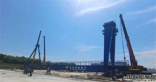 海科船舶重工160吨门式起重机门吊梁圆满上梁