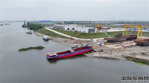 长泽重工建造汉江流域首艘千吨级船舶下水