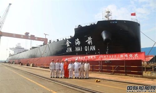 海通海洋建造82000吨散货船顺利出坞