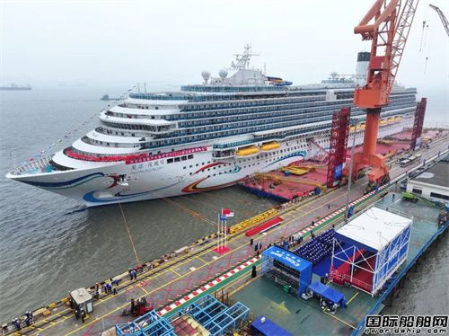 第二艘国产大型邮轮“爱达·花城号”试航凯旋