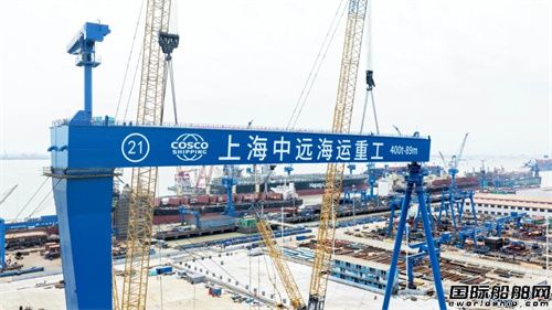 上海中远海运重工400T龙门吊主梁吊装作业完成