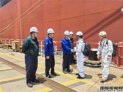 外高桥造船两型新船同日试航凯旋