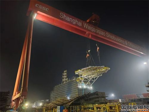外高桥海工FPSO项目飞机平台顺利吊装就位