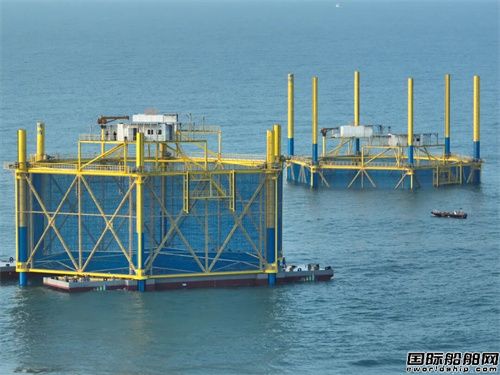 全国首组六边形插桩可升降桁架式网箱完成下水调试
