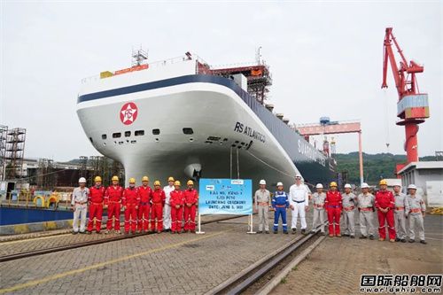 厦船重工承建首艘5500车双燃料汽车船顺利出坞