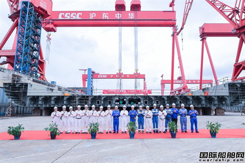 沪东中华为SEASPAN建造13600TEU集装箱船入坞