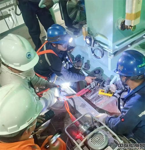 招商船舶青岛船厂82000吨散货船完成主机安装