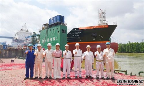 广东中远海运重工建造7999吨甲醇加注船下水
