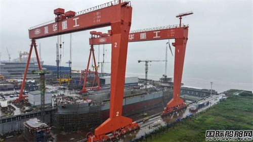 振华重工承建中波轮船多用途重吊船完成主船体贯通