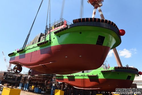 镇江船厂批量建造2艘全回转拖轮顺利下水