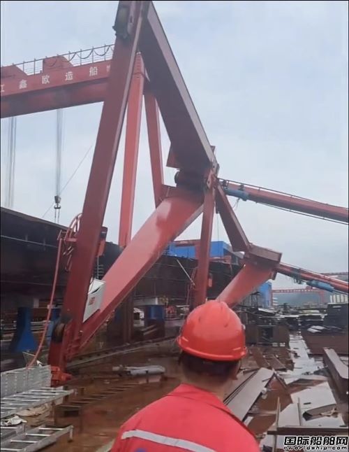 浙江一船厂龙门吊倒塌！疑受台风“白海豚”影响？