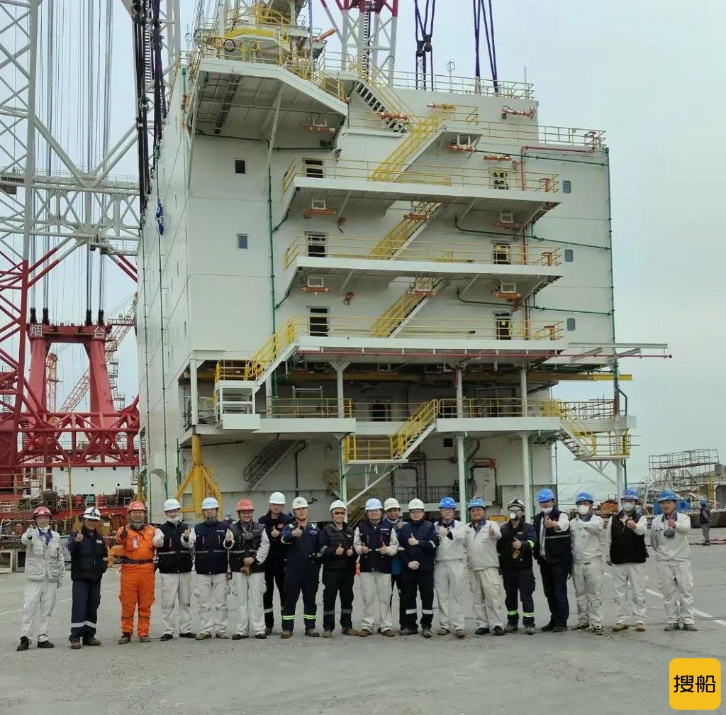 大连中远海运重工FPSO改装MV32完成生活区模块吊装