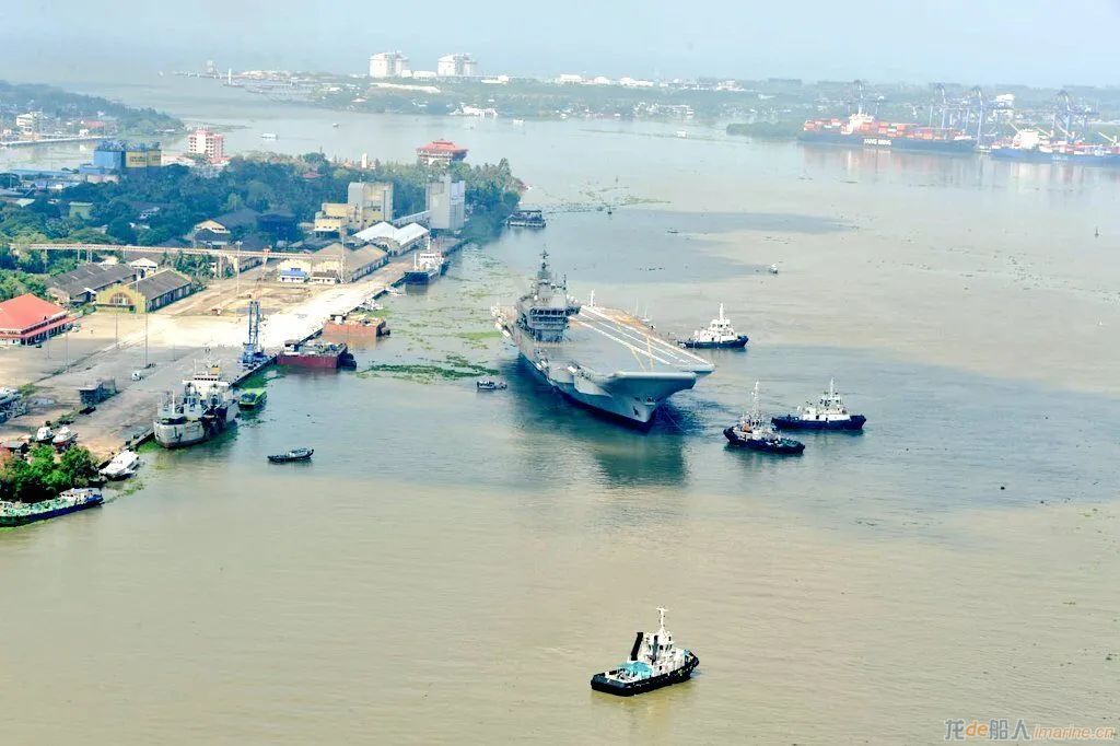 印度首艘国产航母第二阶段海试，离开码头时被曝留下疑似大片油污